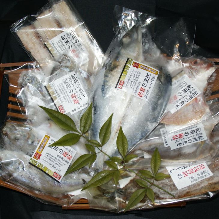 ZD6178n_和歌山の近海でとれた新鮮魚の鯛入り梅塩干物と湯浅醤油みりん干し7品種11尾入りの詰め合わせ