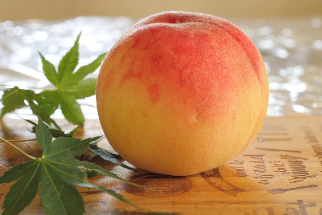 厳選 白桃 1kg / 桃 もも 甘い 高級 和歌山 ※7月上旬～8月中旬に順次発送 ※北海道・沖縄・離島への配送不可 【ikd501-p-1A】