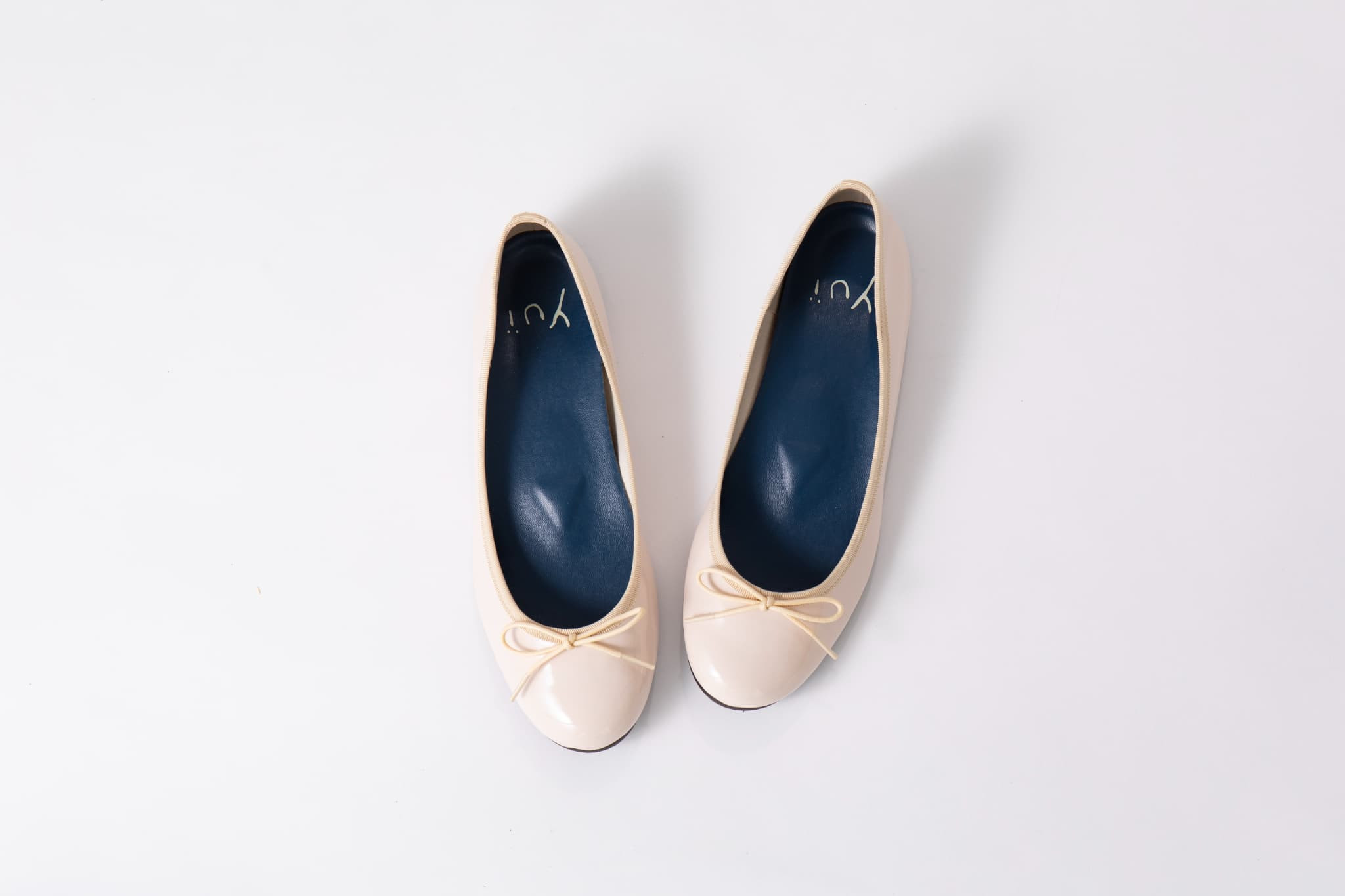 美脚に導く骨盤ケアシューズyui エナメル アイボリー【サイズ23.0cm】