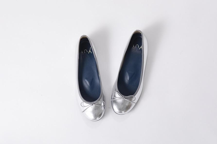 美脚に導く骨盤ケアシューズyui エナメル ライトシルバー 【サイズ23.0cm】