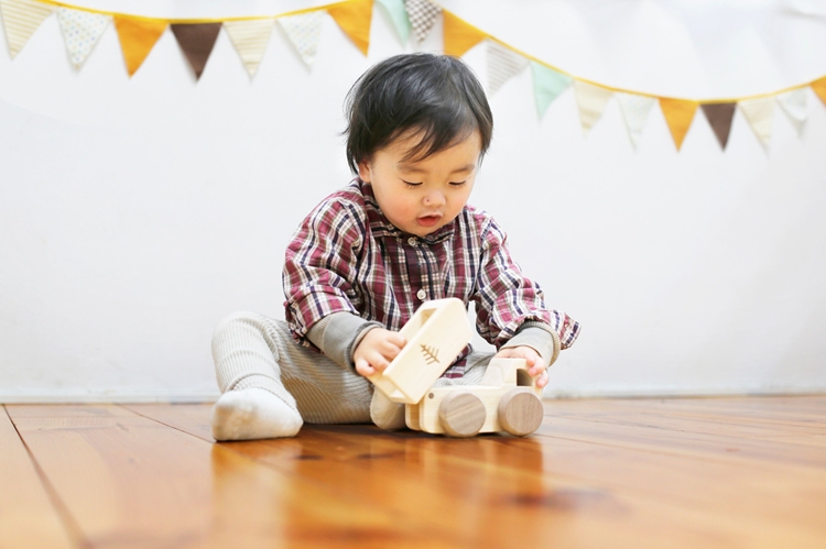 IKONIH オルゴールトトラック ｜ おもちゃ 子供 こども オモチャ 玩具 プレゼント お祝い 木 出産祝い 安全 オーガニックトイ ファーストトイ 車 トラック 大型車 乗り物 アイコニー