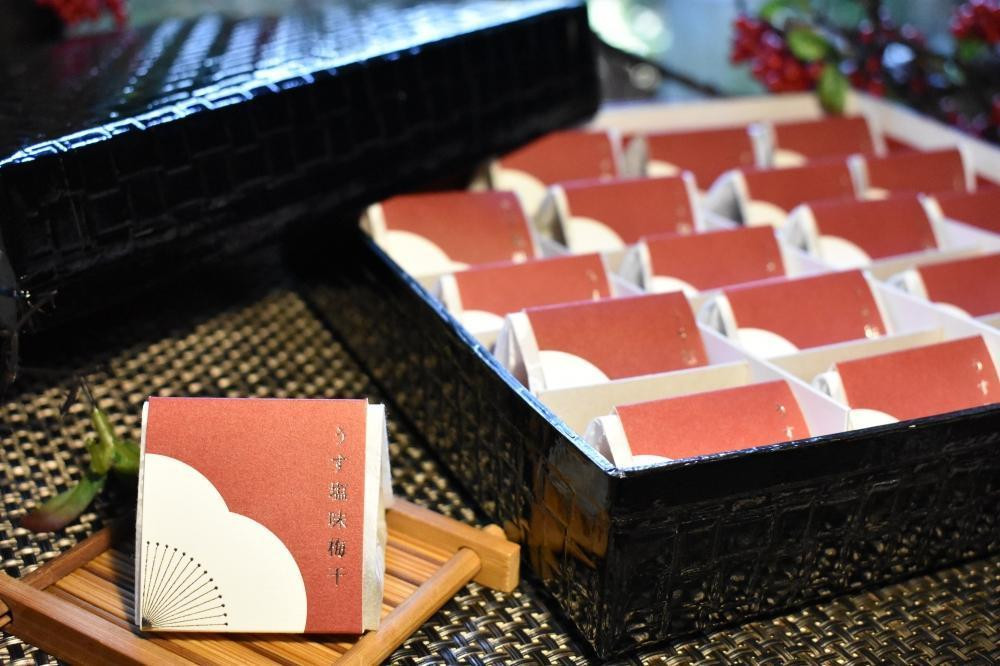 【お歳暮・ギフト・熨斗対応可能】高級南高梅うす塩個包装20粒入 紀州塗箱 網代模様仕上 【SW81】