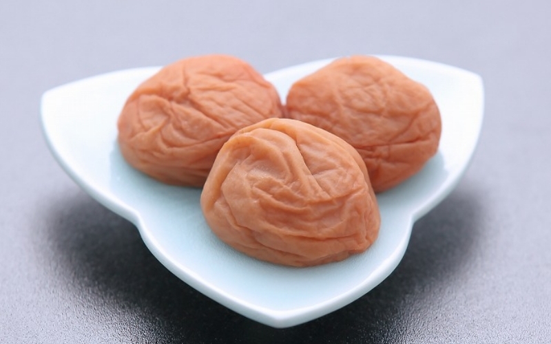 梅干し　富之助の南高梅白干し　900g / みなべ町 梅干し 梅干 白干梅 白梅 完熟 うめぼし 紀州南高梅 南高梅 昔ながら しょっぱい 懐かしい 塩分約19％ 贈答 贈り物 ギフト プレゼント 進物【sskn001】