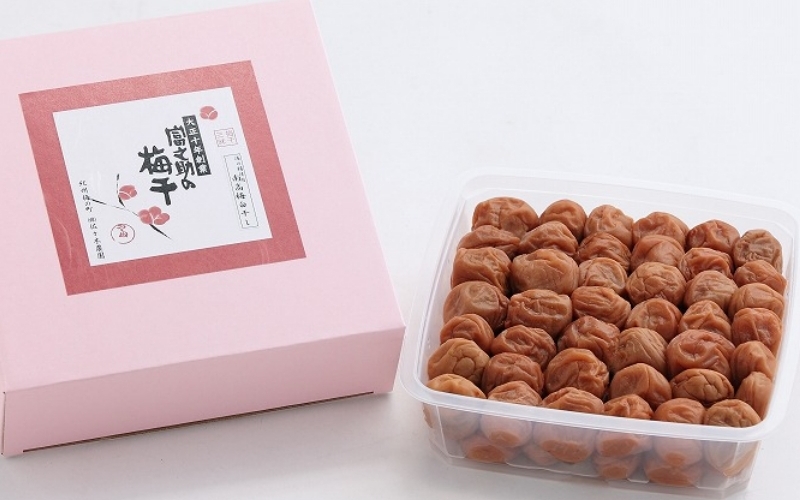 梅干し 梅の精使用 南高梅白干し 900g / みなべ町 梅干し 梅干 白干し梅 白梅 白干梅 完熟 うめぼし 紀州南高梅 南高梅 塩分約18％ 昔ながら しょっぱい なつかしい 贈答 贈り物 ギフト プレゼント 進物【sskn007】