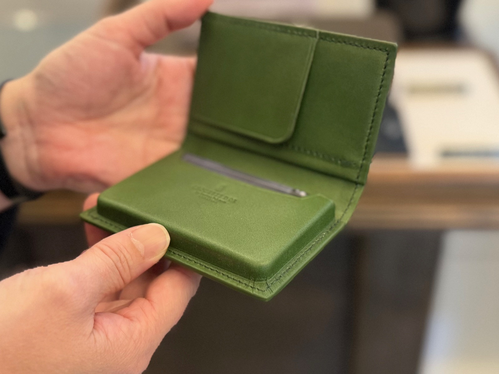 é©è·äººãäœãçé©ååºå
¥ã Card caseGRN