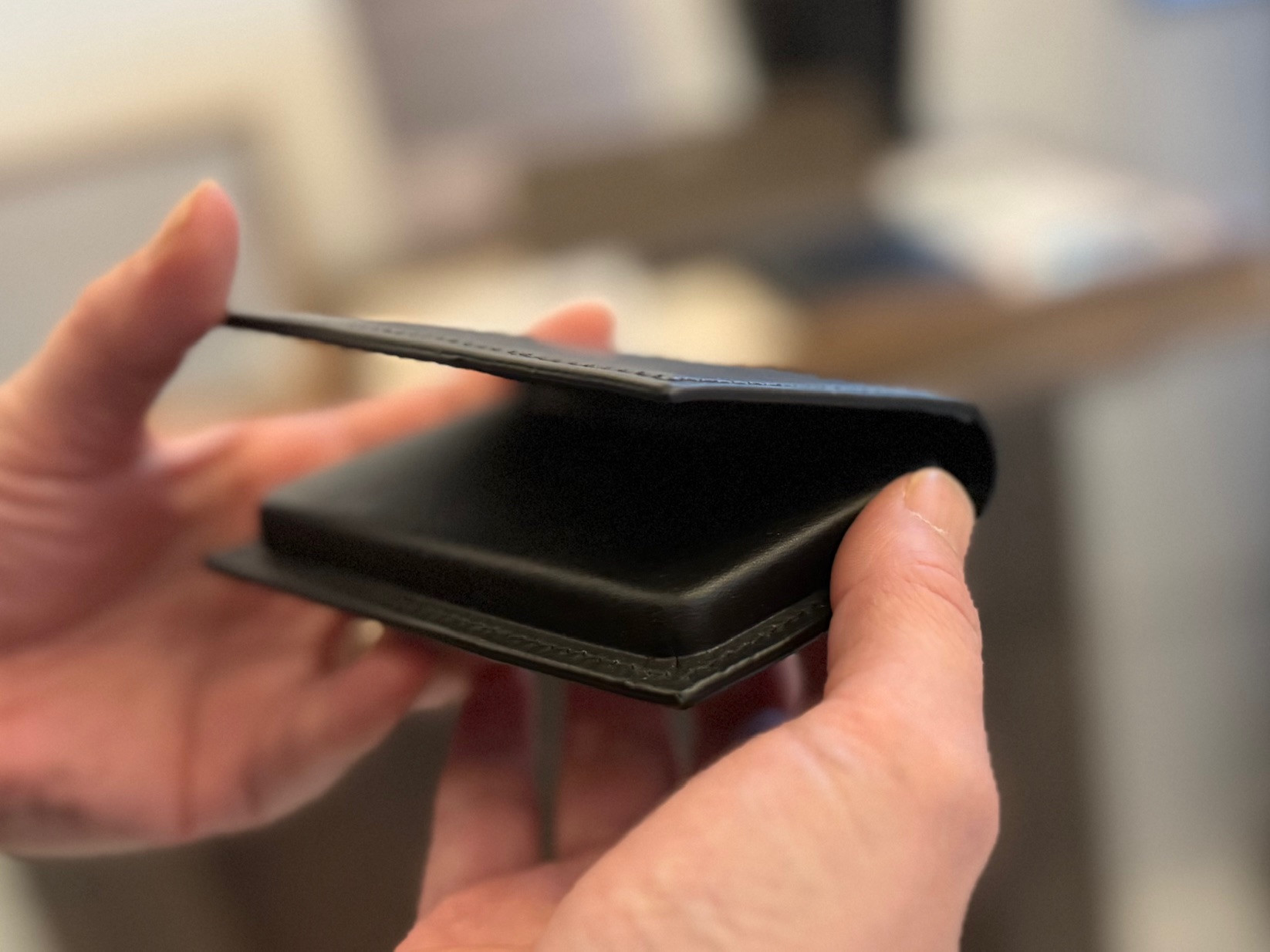 é©è·äººãäœãçé©ååºå
¥ã Card caseBLK