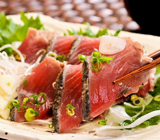 ［訳あり］ 藁焼きかつおのたたき 1kg （藻塩入り）［KS3］