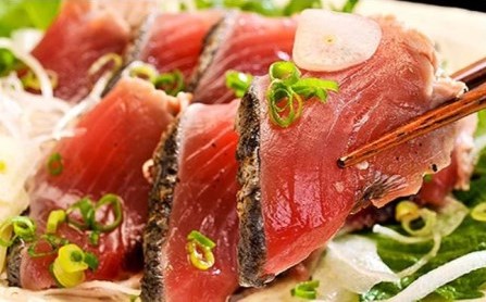 黄金藁焼き一本釣り鰹タタキ 1kgと藻塩(5パック)のセット【1か月以内に発送】【nks102B】