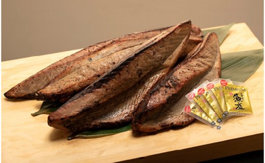 黄金藁焼き一本釣り鰹タタキ 1kgと藻塩(5パック)のセット【1か月以内に発送】【nks102B】