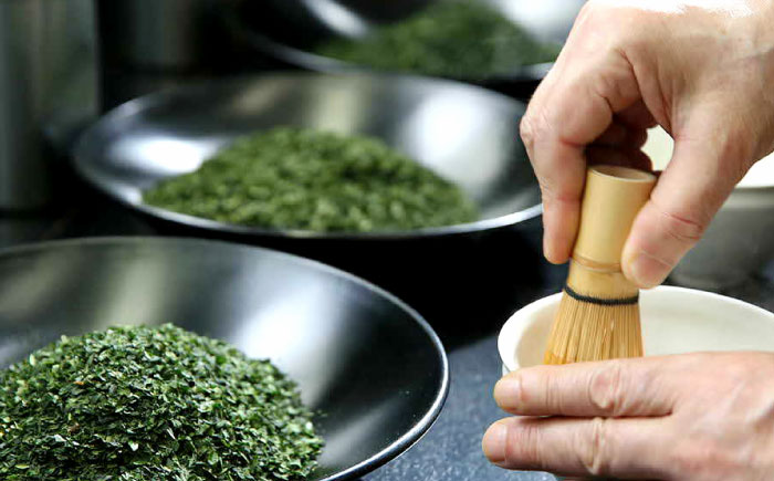 抹茶一式セット･松平不昧公好の抹茶「中之白」と出雲焼楽山窯の小茶碗 島根県松江市/有限会社中村茶舗 [ALBP002]