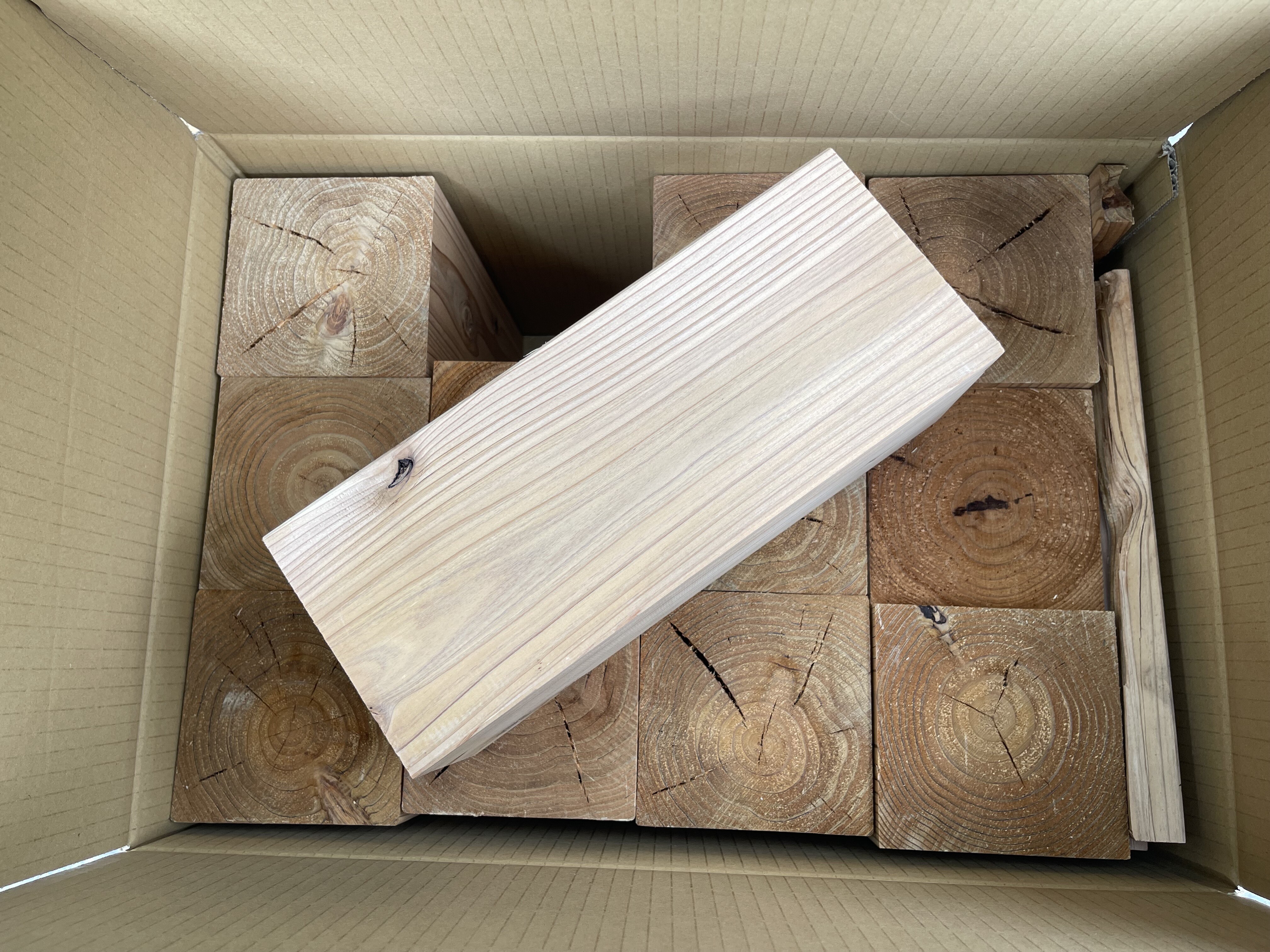 燃えやすいスギ柱の端材を使用！大工さんの薪 約25kg 140サイズ段ボール1箱(重量160サイズ相当) 島根県松江市/やおら林業舎 [ALFB001]