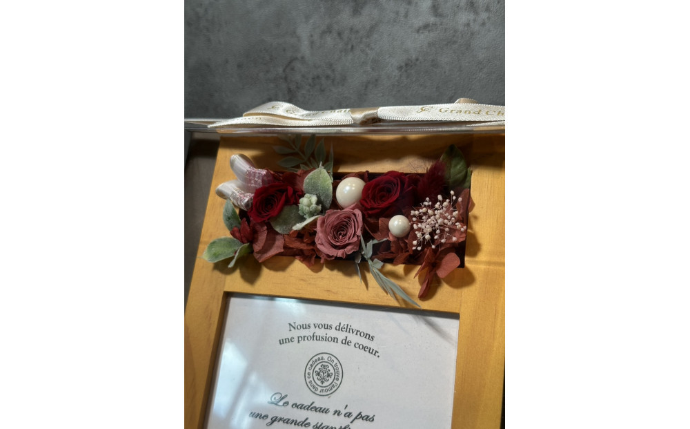 ブリザードフラワーのフォトフレーム（木製スタンドタイプ)【レッド】