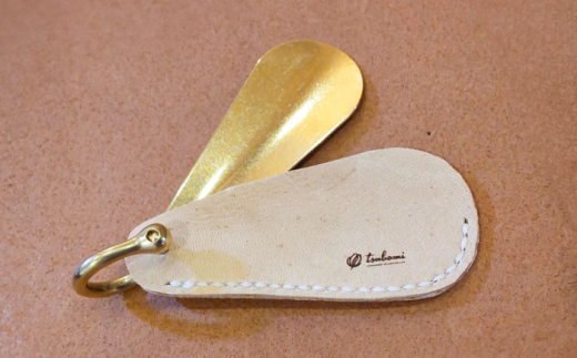 キーホルダー 鹿革靴べらキーホルダー＜完全受注生産＞ レザー 靴ベラ 革 革製品 革小物 本革 鹿革 ディアスキン 靴べら 靴ベラ シューホーン 携帯用 持ち運び オーダーメイド ハンドメイド 手作り 一点物 ギフト プレゼント 贈り物 贈答 お祝い 内祝い 誕生日 記念品 メンズ レディース おしゃれ シンプル 人気 おすすめ 島根 雲南 島根県雲南市/革工房　蕾 [AIBF001]
