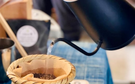 コーヒー 【粉】【全12回定期便】自家焙煎 シングルオリジン コーヒー100g×1種類 手廻しロースター 長時間焙煎 コーヒー粉 粉 中挽き 珈琲 2回 12ヶ月 1年 毎月 100g シングルオリジン 自家焙煎 飲み比べ お取り寄せグルメ お取り寄せ 人気 おすすめ おいしい 島根 雲南 島根県雲南市/つちのと舎 コーヒー 珈琲 [AIBY001-2]