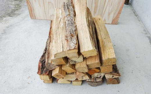 薪 雲南市 里山の薪(30cm) 20kg まき 薪 焚火 暖炉 キャンプ アウトドア まき マキ 焚き火 たき火 焚火 30�p薪 20kg薪 薪ストーブ ストーブ キャンプ薪 アウトドア薪 ソロキャンプ キャンプファイヤー BBQ バーベキュー 燃料 20kg 20キロ 大容量 乾燥薪 広葉樹 ナラ クヌギ 大容量薪 雲南市薪 島根県雲南市/合同会社グリーンパワーうんなん [AIBL004]