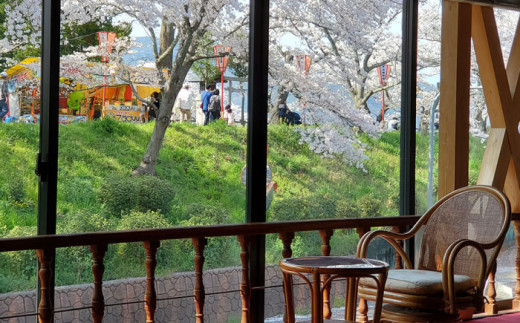 【本館】宿泊券 桜と日本庭園の老舗旅館「天野館」宿泊券(1名様・1泊お食事なし) ?チケット 旅行 観光 1名 1人 1泊 食事なし 素泊まり 旅館 老舗旅館 庭園 桜の名所 雲南市 三刀屋川 河畔 歴史 伝統 文化 体験 宿泊 送料無料 予約 トラベル 宿泊補助券 補助券 施設利用券 一人旅 ビジネス 出張 お一人様 おひとりさま 島根県雲南市/有限会社 天野館 [AICP001]