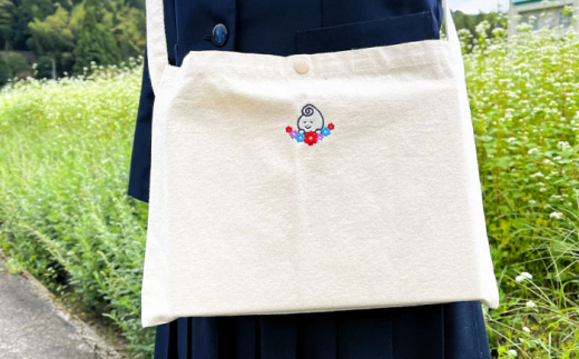 雑貨 雲南市の雲子ちゃんサコッシュ&ハンドタオル ハンドメイド 手作り キャラクター グッズ ゆるキャラ サコッシュ バッグ かばん 鞄 日常づかい キャラクター ハンカチ タオル 人気 おすすめ おでかけ 刺繍 妖精 セット うんなん おしゃれ ギフト 贈り物 贈答品 お取り寄せ ご当地 雲南 出雲 奥出雲 伝統 工芸品 雑貨 島根県雲南市/株式会社 光栄刺シュウ [AIAQ001]