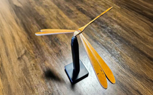 工芸品 百年煤竹 トンボ細工（大）土台付き 竹細工 サステナブル 古材活用 工芸品 インテリア 煤竹 竹工芸 職人 トンボ 細工 ギフト 贈り物 贈答品 お祝い 記念品 雲南 インテリア 雑貨 人気 おすすめ 特性 台座 オブジェ 職人の技 木工 飾り 玩具 おもちゃ 木 素材 工房 SDGs 貴重 人気 おすすめ ご当地 銘品  島根県雲南市/煤竹工房奥出雲 [AIAP005]