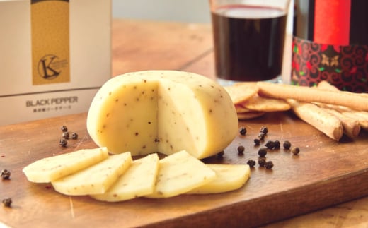 ゴーダチーズ 黒こしょうゴーダチーズ １個 180g | チーズ 人気 おすすめ 乳製品 ゴーダチーズ ゴーダ 黒こしょう ブラックペッパー スパイス 180g 1個 ナチュラルチーズ 木次乳業 きすき 冷蔵 産地直送 お取り寄せグルメ ご当地グルメ 国産 国内製造 美味しい おつまみ つまみ ワイン ビール 濃厚 マイルド 熟成 ピリ辛 島根県雲南市/木次乳業有限会社 [AIBH023]