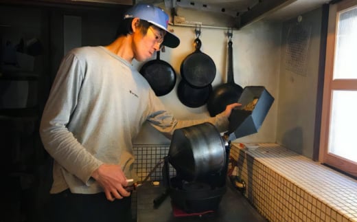 コーヒー 【粉】【全12回定期便】自家焙煎 シングルオリジン コーヒー100g×1種類 手廻しロースター 長時間焙煎 コーヒー粉 粉 中挽き 珈琲 2回 12ヶ月 1年 毎月 100g シングルオリジン 自家焙煎 飲み比べ お取り寄せグルメ お取り寄せ 人気 おすすめ おいしい 島根 雲南 島根県雲南市/つちのと舎 コーヒー 珈琲 [AIBY001-2]