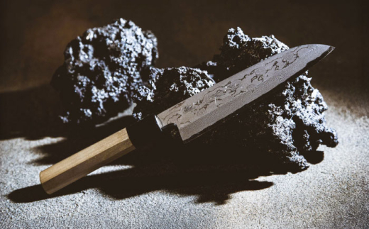 包丁 鐵泉玉鋼　墨流し三徳包丁 片刃（右利き） 18cm  調理器具 キッチン 工芸品 高級 ギフト 玉鋼 鉄 鉄師 たたら製鉄 雲南 特産品 工芸品 包丁 ナイフ 柳刃 贈り物 贈答品 お祝い 記念品 人気 おすすめ 職人の技 ご当地 銘品 工芸品 本格的 国産 職人 鋼 たたら吹き 和鉄 刀匠 刃物 片刃 島根県雲南市/株式会社たなべたたらの里（奥出雲前綿屋　鐵泉堂） [AIAV021]