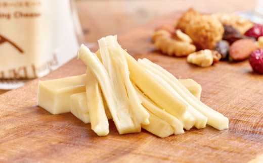 チーズ さいて食べるチーズ　ナチュラルスナッカー（スモーク）1個 | チーズ さけるチーズ 人気 おすすめ 乳製品 さけるチーズ 裂けるチーズ ストリングチーズ スモーク 燻製 ナチュラルチーズ おやつ おつまみ つまみ お酒のお供 ビール ワイン ウイスキー こども 大人気 木次乳業 きすき 冷蔵 産地直送 お取り寄せ ご当地 国産 国内製造 島根県雲南市/木次乳業有限会社 [AIBH017]