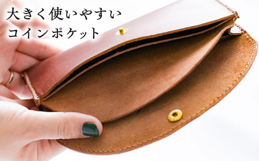 財布 総手縫いで仕立てた 本革の長財布 (チョコ) 丸いフラップ ＜完全受注生産＞ レザー 革製品 長財布 さいふ サイフ 革小物 本革 レザー チョコ ブラウン 茶色 ハンドメイド 手縫い 手作り オーダーメイド 受注生産 一点物 ギフト プレゼント 贈り物 お祝い 記念品 メンズ レディース おしゃれ シンプル かわいい 丈夫 人気 おすすめ 島根 島根県雲南市/革工房　蕾 [AIBF015]