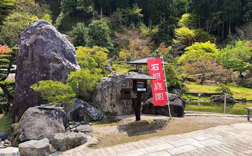 チケット 回遊式日本庭園「石照庭園」茶懐石ペアチケット ペアご招待 旅行 ツアー 体験 日本庭園  ご褒美 旅 お庭 回遊式 庭園 和 懐石 和食 観光 思い出 ギフト 贈り物 贈答品 人気 おすすめ 島根県 雲南市 春 夏 秋 冬 四季 季節 花 木 シャクナゲ 石楠花 エビネラン 滝 花しょうぶ 花菖蒲 ハナショウブ 紅葉 もみじ 四季折々 癒し 島根県雲南市/石照庭園 [AIAC003]
