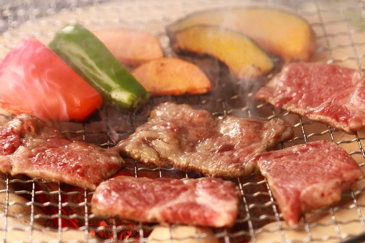 【年内発送11月30日まで受付】奥出雲和牛肩ロース焼肉用900g【牛肉 霜降り 焼肉 しまね和牛 黒毛和牛 贈答用 冷蔵 チルド 日時指定 Ｂ-2】