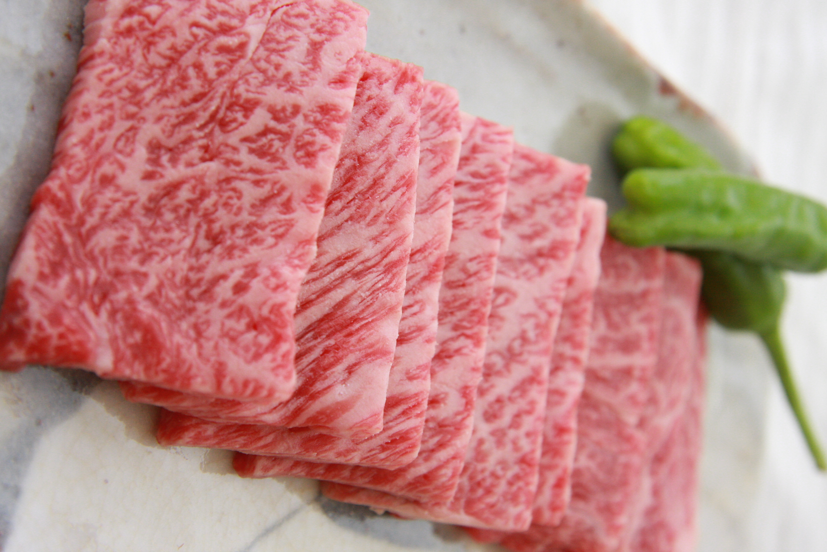 奥出雲和牛肩ロース焼肉用550g【牛肉 霜降り 肩ロース BBQ しまね和牛 黒毛和牛 贈答用 冷蔵 チルド 日時指定Ｂ-10】