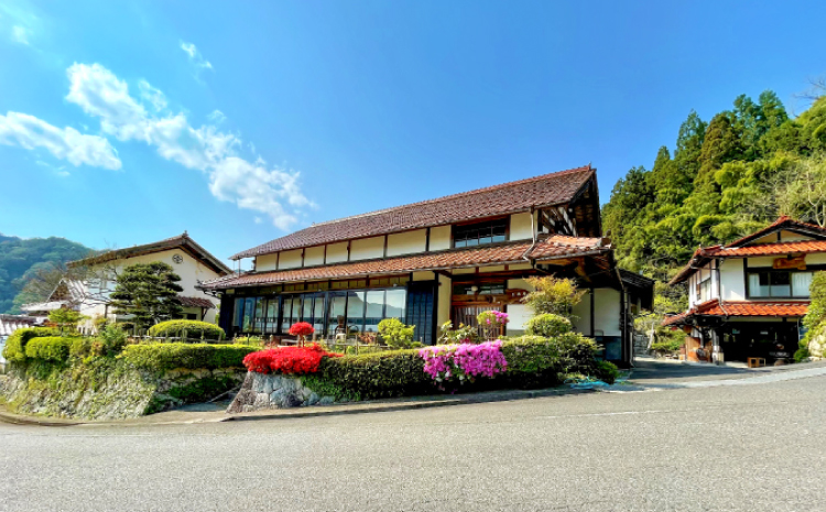 農家民泊 三國屋　ペア宿泊券（1泊2食付）【宿泊券 ペア 1泊2食付 1泊2食 古民家 築90年 田舎暮らし 体験 料理体験 一日一組限定 囲炉裏 ガーデンキッチン 有効期限1年間 懐かしい 快適 こだわり アウトドア 焚火釜 たき火 バーベキューグリル 山くじら鍋 猪肉 鍋 鮎飯 かまど炊きご飯】