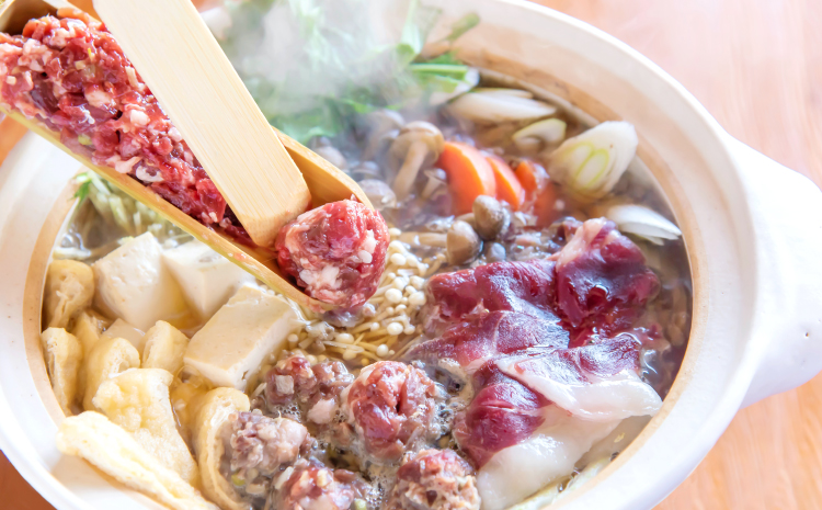 イノシシ鍋セット（山椒つくね入り） 約2.3kg【冬猪肉 ロース 500g バラ 500g 夏猪肉 モモ 500g 山椒 つくね 3パック 専用出汁 飛魚だし 3パック 肉 猪肉 いのしし肉 鍋 冷凍】