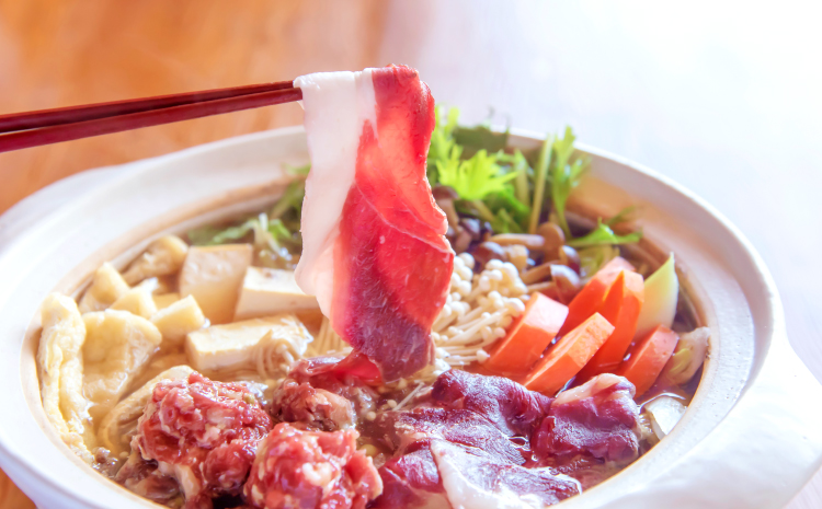 イノシシ鍋セット（山椒つくね入り） 約2.3kg【冬猪肉 ロース 500g バラ 500g 夏猪肉 モモ 500g 山椒 つくね 3パック 専用出汁 飛魚だし 3パック 肉 猪肉 いのしし肉 鍋 冷凍】