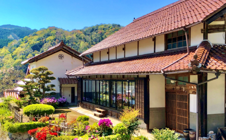 農家民泊 三國屋　ペア宿泊券（1泊2食付）【宿泊券 ペア 1泊2食付 1泊2食 古民家 築90年 田舎暮らし 体験 料理体験 一日一組限定 囲炉裏 ガーデンキッチン 有効期限1年間 懐かしい 快適 こだわり アウトドア 焚火釜 たき火 バーベキューグリル 山くじら鍋 猪肉 鍋 鮎飯 かまど炊きご飯】