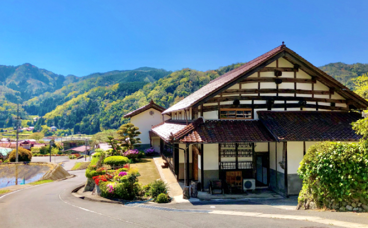 農家民泊 三國屋　ペア宿泊券（1泊2食付）【宿泊券 ペア 1泊2食付 1泊2食 古民家 築90年 田舎暮らし 体験 料理体験 一日一組限定 囲炉裏 ガーデンキッチン 有効期限1年間 懐かしい 快適 こだわり アウトドア 焚火釜 たき火 バーベキューグリル 山くじら鍋 猪肉 鍋 鮎飯 かまど炊きご飯】