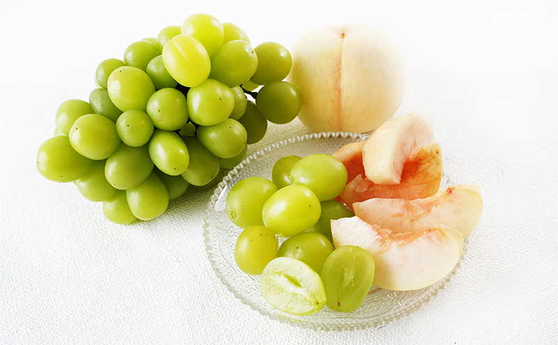 桃 ぶどう 2026年 先行予約 果物詰合せ 白桃 2玉 (1玉200g以上)  シャイン マスカット 晴王 2房 (合計約940g) 化粧箱入り 岡山県産 国産 フルーツ 果物 ギフト