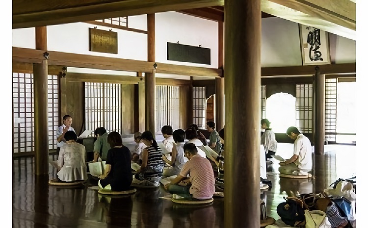 体験　閑谷学校の講堂（国宝）で行う論語朗誦体験