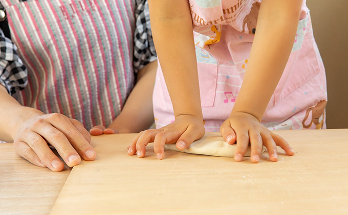 石臼挽き おうちで簡単手打ち うどん セット 一文字 乾麺 （黒うどん）4袋 約8人前（1袋200g、約2人前）とふくほのか 小麦粉 1kg 備前福岡 一文字うどん 麺類 体験 子供 長期休み 自由研究 楽しい 学び 食育 レシピ付き お家時間 