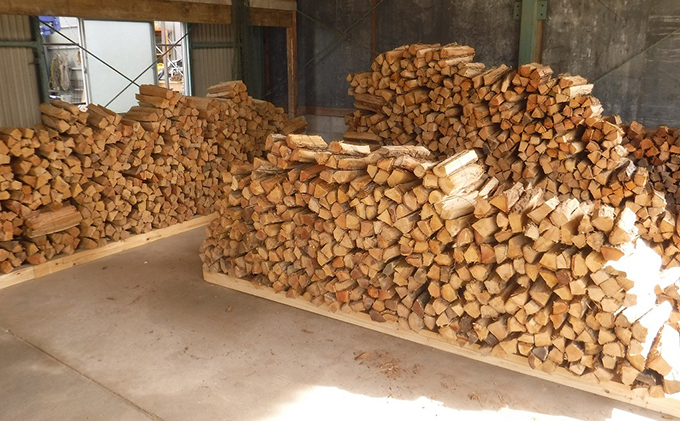 キャンプの焚火、ストーブ・暖炉用に最適な乾燥 薪 18～20kg