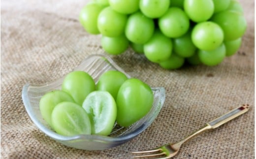 【訳あり品】 しげちゃん農園の シャインマスカット「晴王」 1.4kg前後（2～3房入） 【2026年10月上旬～順次発送】 ※小粒や見た目の良くないもの等の訳あり品 岡山県真庭市産 ぶどう シャインマスカット フルーツ 【shifarm003-02】