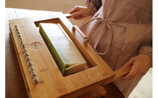 【 マツリカサボン 】 オーガニック石けん （クロモジ） 75g 1個 ご自宅用 / オーガニック 生せっけん 自然素材 石鹸 岡山 真庭 蒜山 肌にやさしい こだわり 手作り 無添加 洗顔 MATSURIKA SAVON 【savon021-01】