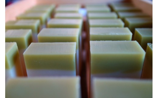 【 マツリカサボン 】 オーガニック石けん （クロモジ） 75g 1個 ご自宅用 / オーガニック 生せっけん 自然素材 石鹸 岡山 真庭 蒜山 肌にやさしい こだわり 手作り 無添加 洗顔 MATSURIKA SAVON 【savon021-01】