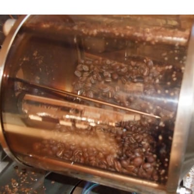 ウガンダ産　栽培期間中農薬不使用・無施肥のコーヒー　自家焙煎/中深煎り《豆》100g×2【1661772】