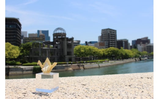 折り鶴ブローチゴールド×ホワイト