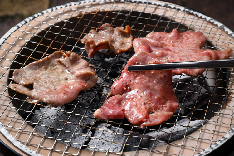 【厚さが選べる】牛タン1.5kg 尾野精肉店の牛タン瀬戸内レモン塩だれ｜選べる厚さ 厚切り 薄切り 塩だれ 瀬戸内レモン 数量限定 サイズ不揃い 訳あり 真空パック 小分け 冷凍 牛肉 牛タン 広島県 竹原市　※離島への配送不可