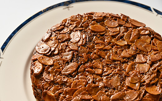 （15cmホールケーキ）アーモンドキャラメルチョコケーキ【思いやり返礼品】