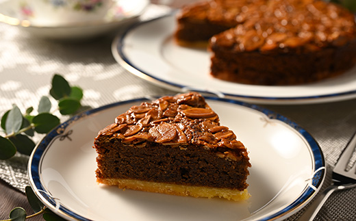（15cmホールケーキ）アーモンドキャラメルチョコケーキ【思いやり返礼品】