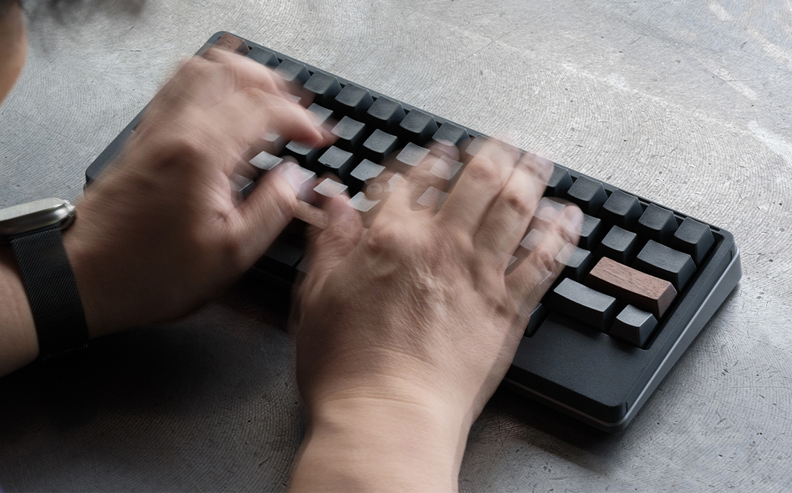 HHKB Studio専用 木製キートップ 英語配列 ウォールナット ／ HHKB Studio キートップ 木製キーボード ウォールナット 無垢材 キーキャップ 高級キーボード カスタムキーボード 静音タイピング 打鍵音改善 タイピング快適化 デスク環境 おしゃれガジェット 経年変化 手触り 重厚感 日本製 精密加工 ハンドメイド 広島県 No.1228-01