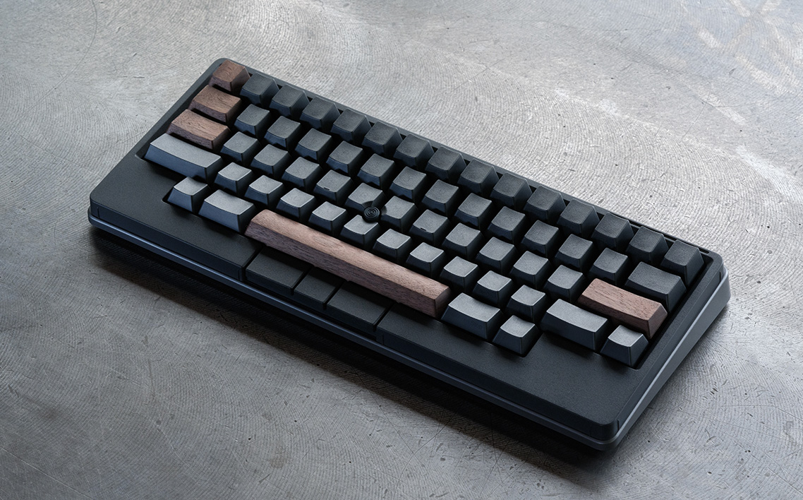 HHKB Studio専用 木製キートップ 英語配列 ウォールナット ／ HHKB Studio キートップ 木製キーボード ウォールナット 無垢材 キーキャップ 高級キーボード カスタムキーボード 静音タイピング 打鍵音改善 タイピング快適化 デスク環境 おしゃれガジェット 経年変化 手触り 重厚感 日本製 精密加工 ハンドメイド 広島県 No.1228-01