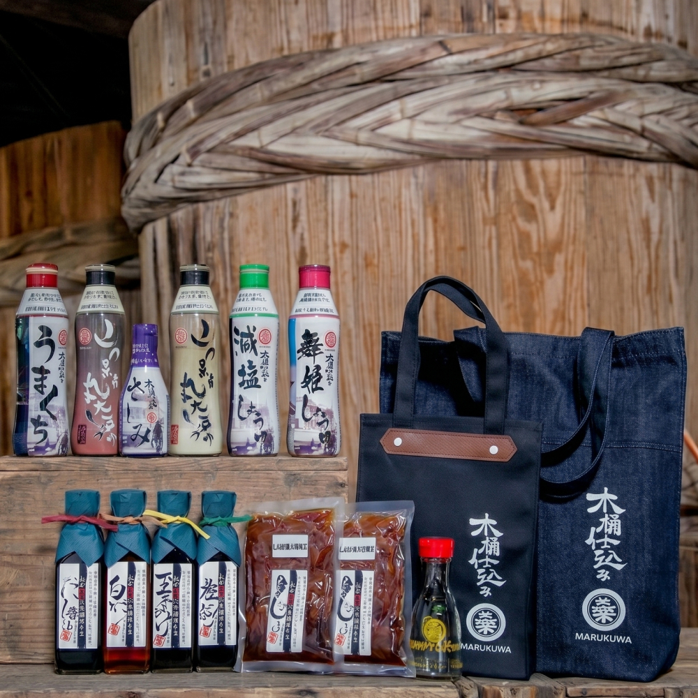 木桶で仕込む地産醤油 桑田醤油制覇! パーフェクトセット 桑田醤油有限会社 山口県 防府市 E-A02 醤油 詰め合わせ 調味料 ぽん酢 出汁 漬物 トートバッグ 醤油さし 木桶仕込み 大容量 フルセット